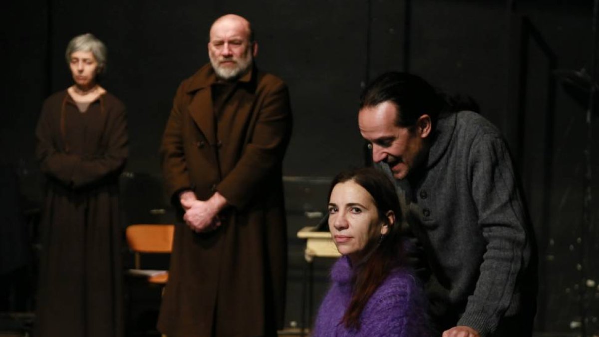 Ensayo de la obra 'Teresa. Miserere gozoso' de Teatro Corsario. En la imagen Rosa Manzano (Santa Teresa), Jesús Peña (el inquisidor), Julio Lázaro (padre de la Santa y su confesor) y Pilar San José (priora de La Encarnación)-Ical