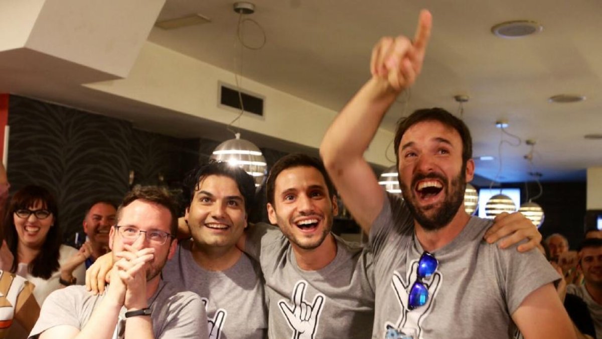 El equipo Los Rockcampers obtiene el mayor premio de la historia de la televisión en el concurso Boom. En la imagen, los concursantes celebran su éxito con familiares y amigos viendo el programa en un bar de Valladolid.-ICAL
