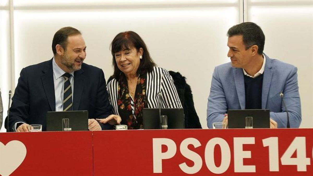 Ábalos, Narbona y Sánchez, durante la reunión de la ejecutiva del PSOE en Madrid.-DAVID CASTRO