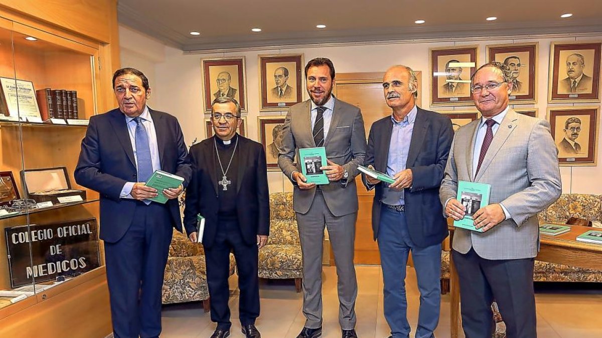 Antonio Sáez, Luis Arqüello, Óscar Puente, Carlos Fernández y José Antonio Otero, posan con ejemplares del libro.-ICAL
