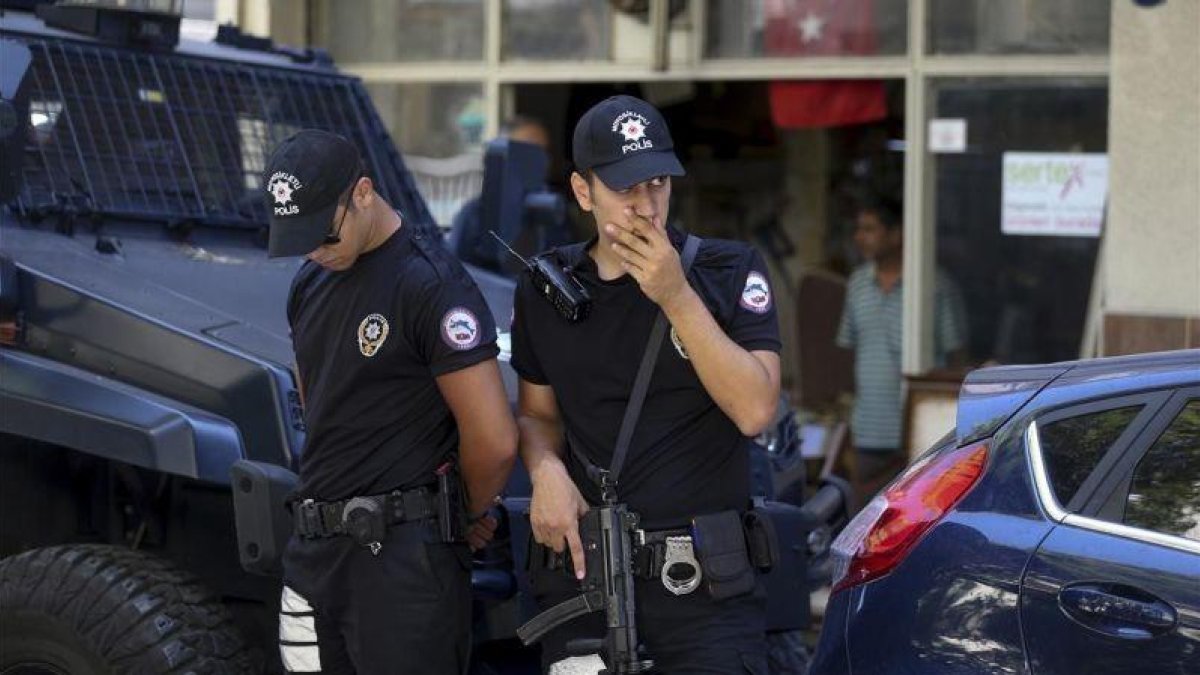 Dos policía custodian el domicilio donde permanece detenido el pastor evangélico estadounidense Andrew Brunson.-AP / EMRE TAZEGUL