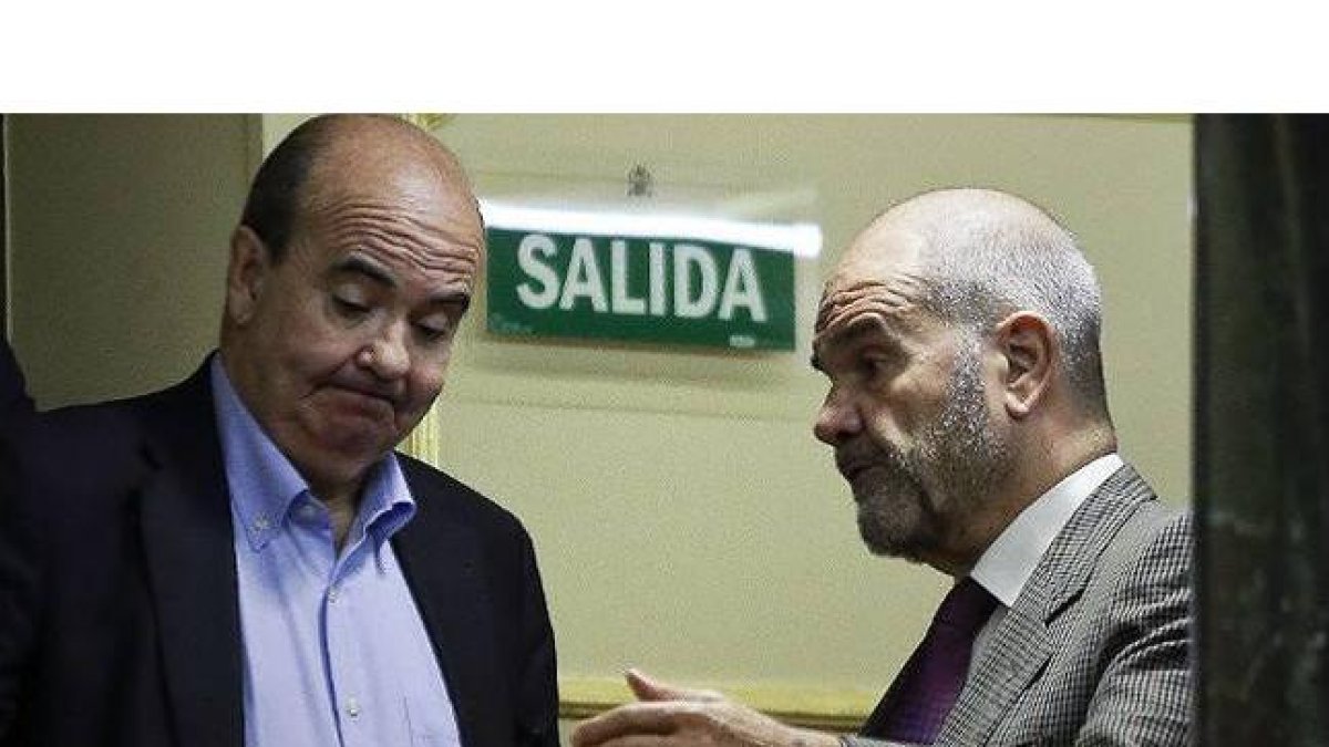 Los diputados socialistas Manuel Chaves y Gaspar Zarrías conversan, el pasado 18 de junio, durante el pleno del Congreso.-Foto: EFE/ ANTONIO NARANJO