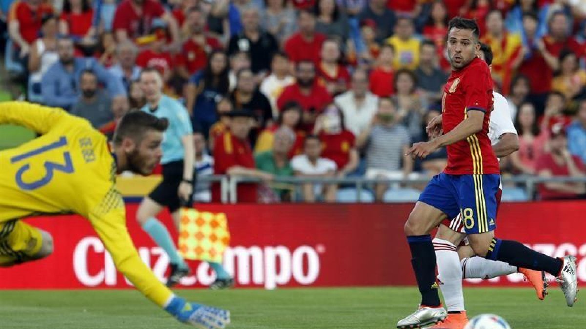 David de Gea junto al defesa Jordi Alba, instantes antes del gol marcado por el centrocampista de Georgia Tornike Okriashvili.-EFE
