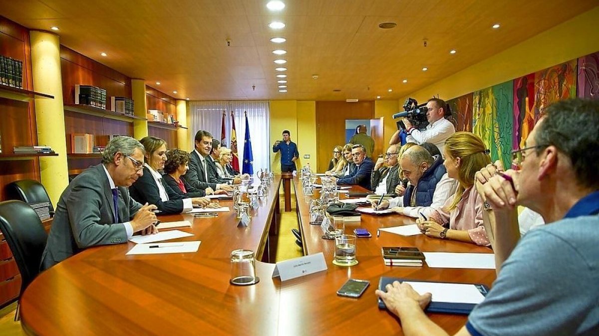 Un momento de la reunión entre los sindicatos y los consejeros de la Presidencia, Sanidad, Educación y Familia por las 35 horas.-J.M. LOSTAU