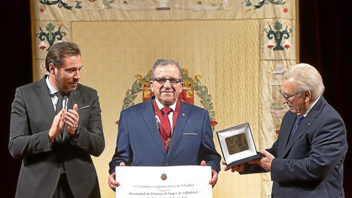 Puente entrega la Medalla de la ciudad al presidente de la Hermandad de Donantes de Sangre, Martín Manceñido.-J.M.LOSTAU