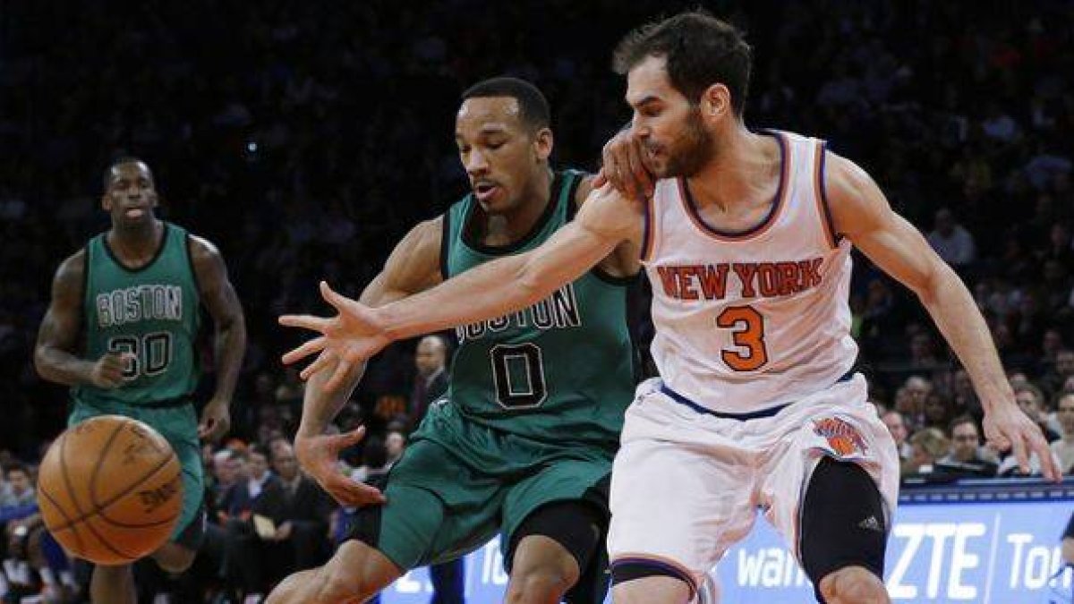 José Manuel Calderón bloquea a Avery Bradley, en el partido que ha enfrentado a los Knicks y los Celtics en Nueva York.-Foto: AP / MARY ALTAFFER