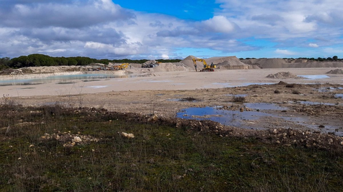 Cantera a cielo abierto de la empresa Alquiler de Hormigoneras Valladolid para extraer cal en El Canalizo, en el término municipal de San Miguel del Arroyo en Valladolid. - ICAL