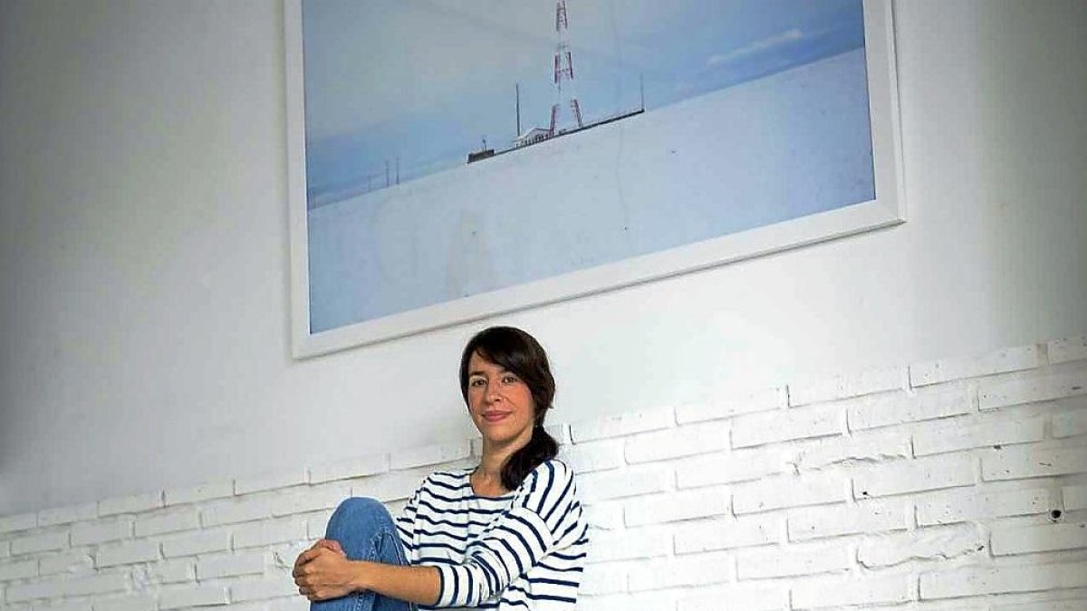 Anahí Merino junto a su última obra.-J. CARREÑO