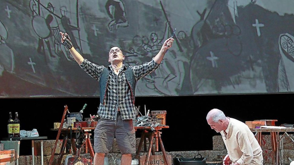 Alberto Jiménez y Jordi Rebellón, ayer, durante el ensayo general en el Calderón  de ‘El pintor de batallas’.-J. M. LOSTAU