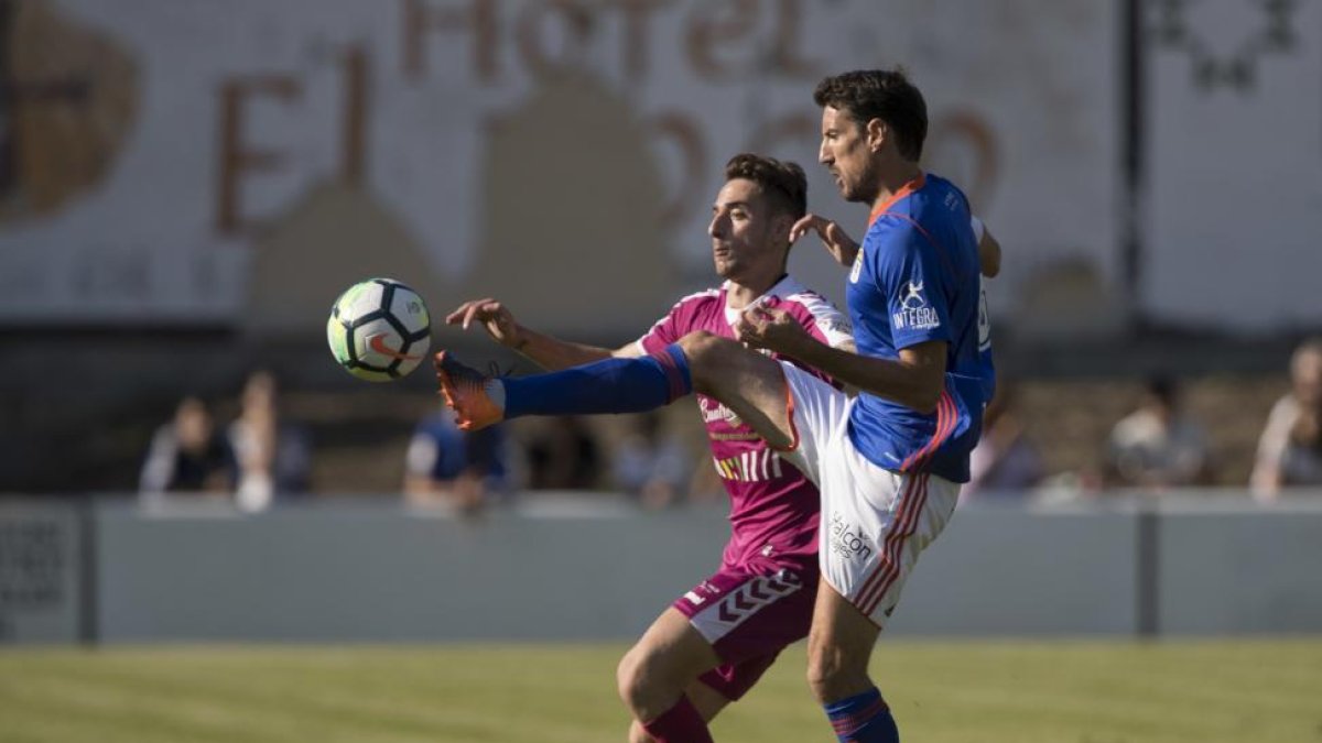 Calero pugna con Toché en el partido frente al Oviedo.-DAVID S. BUSTAMANTE