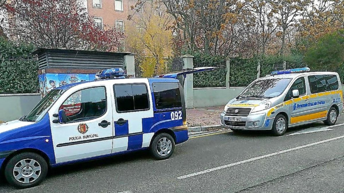 Los vehículos de la Policía Municipal y la DGT que realizaron ayer el control a las puertas del instituto Juan de Juni.-E.M.
