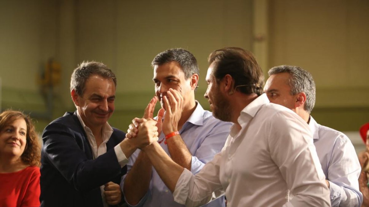 Óscar Puente junto a José Luis Rodríguez Zapatero y Pedro Sánchez en el acto de hoy en Valladolid.-ICAL