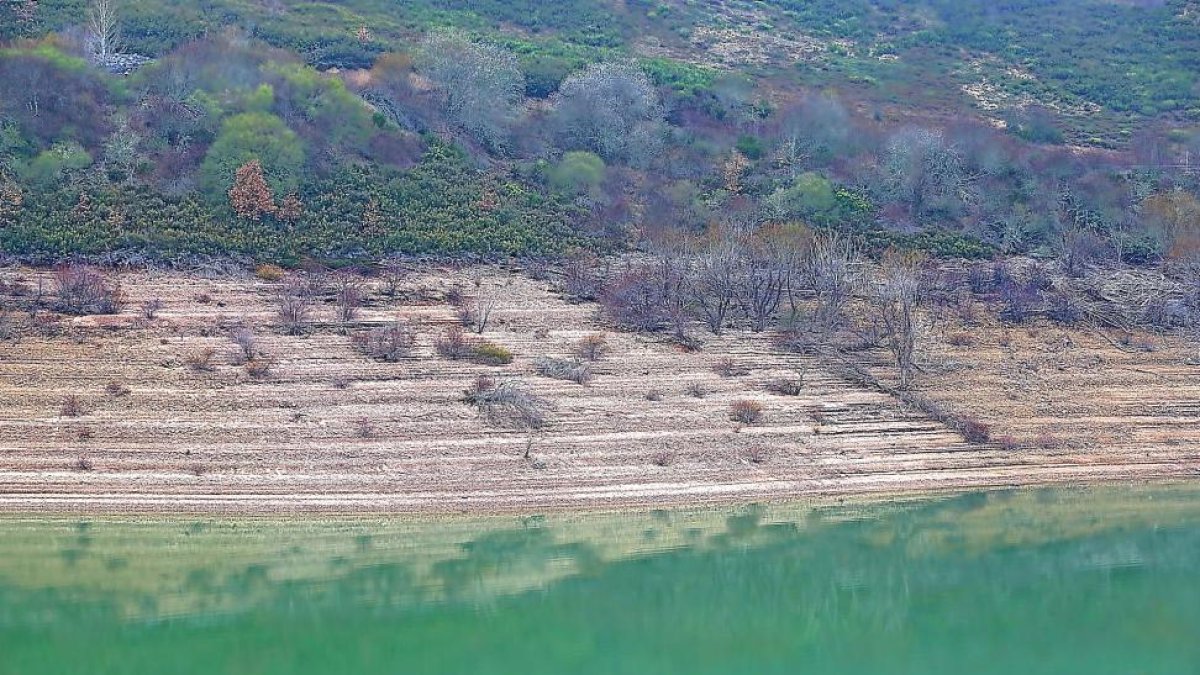 Embalse del Porma, en la provincia de León.-ICAL