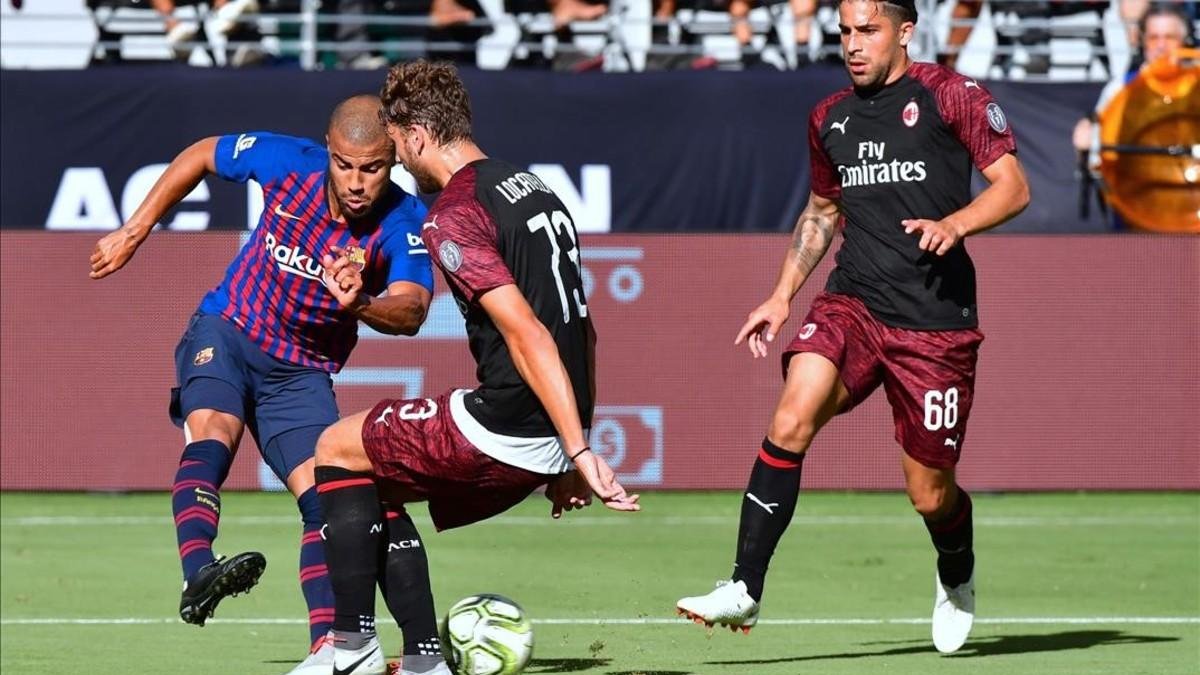 Rafinha prueba el disparo durante el partido ante el Milan-FREDERIC J BROWN