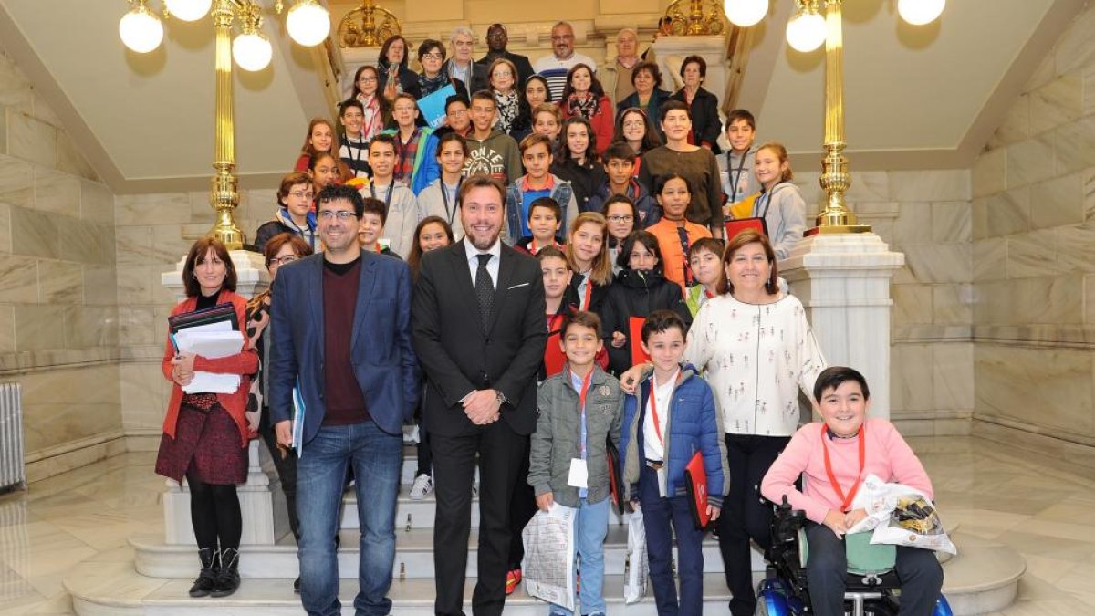 Óscar Puente, Alberto Bustos y Victoria Soto posan con los escolares de ocho colegios que participaron en el Pleno.-E.M.
