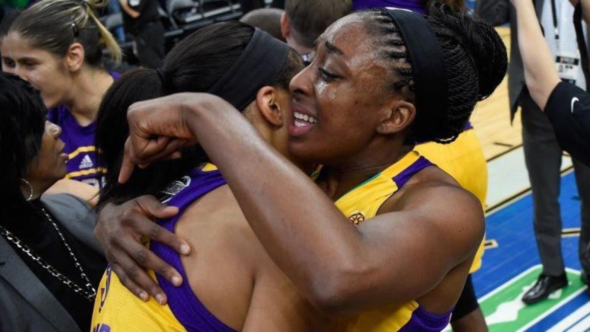 Candance Parker y Nneka Ogwmike celebran emocionadas la consecución de la WNBA-GETTY / HANNAH FOSLIEN
