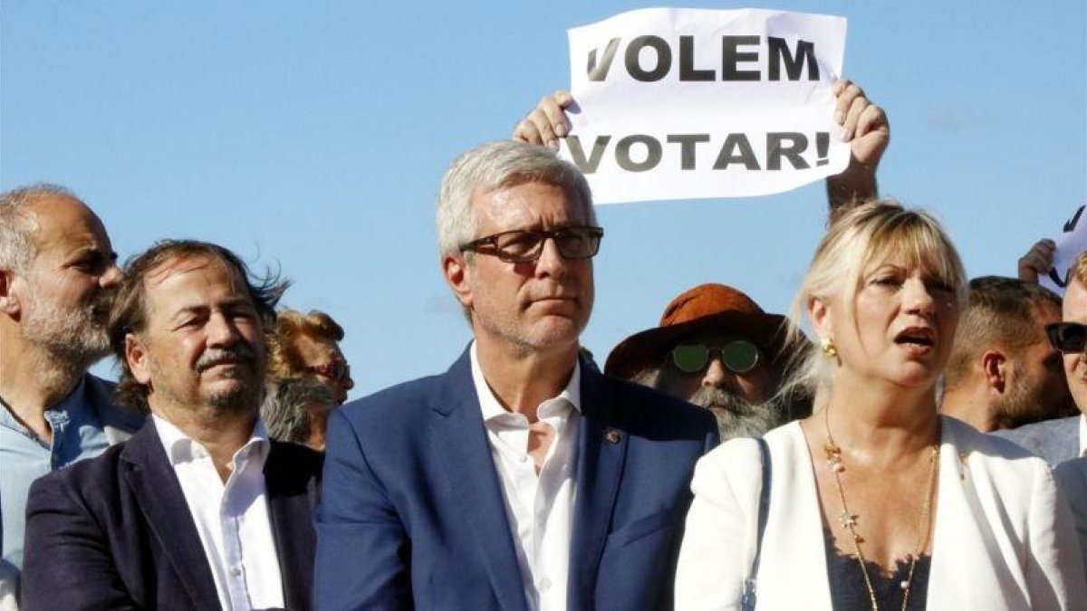 El alcalde de Tarragona, Josep Felix Ballesteros, con los regidores Pau Perez y Elvira Ferrando ante una pancarta de Volem votar.-ROGER SEGURA/ACN