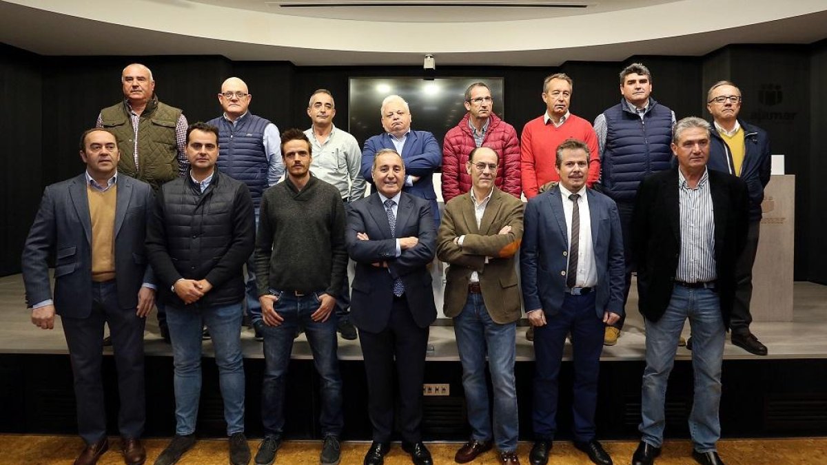 Carlos Rico (C) posa junto a los integrantes, a excepción de dos, de su candidatura durante la presentación en Cajamar.-ICAL
