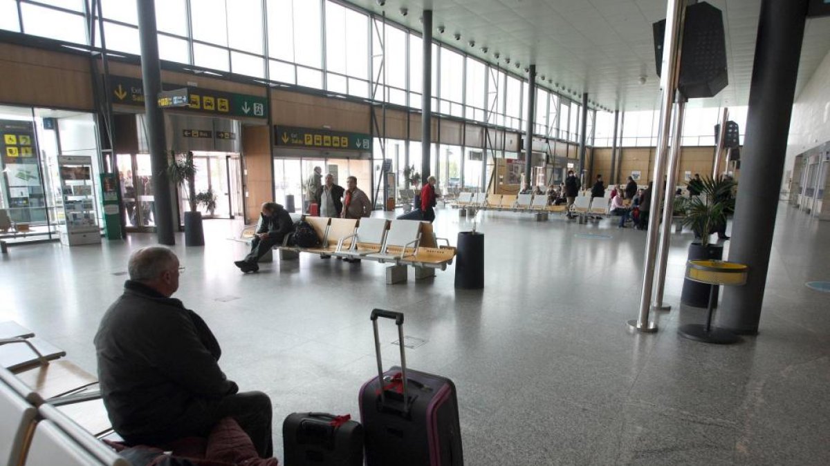 Pasajeros en el aeropuerto deVillanubla en Valladolid.-ICAL