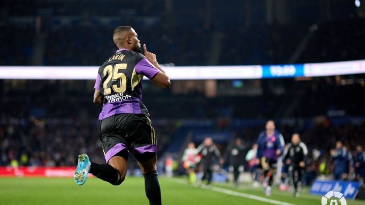 Larin celebra el 0-1 en el Reale Arena. / LALIGA