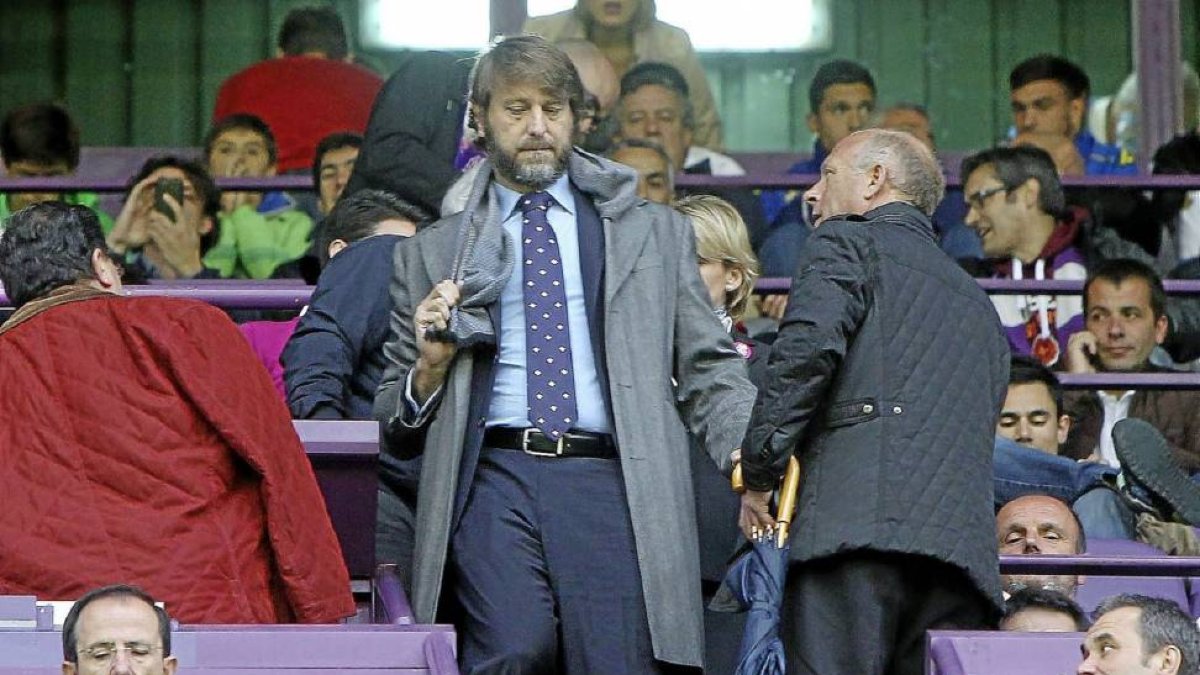 Carlos Suárez con su bufanda y abrigo de la suerte llega al palco del estadio José Zorrilla.-J.M. Lostau