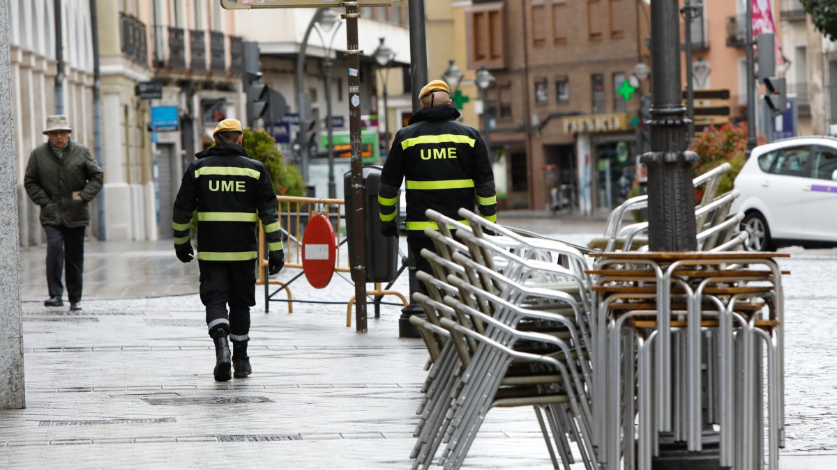 Elementos móviles de un bar de Valladolid durante los días del estado de alarma.- JUAN MIGUEL LOSTAU
