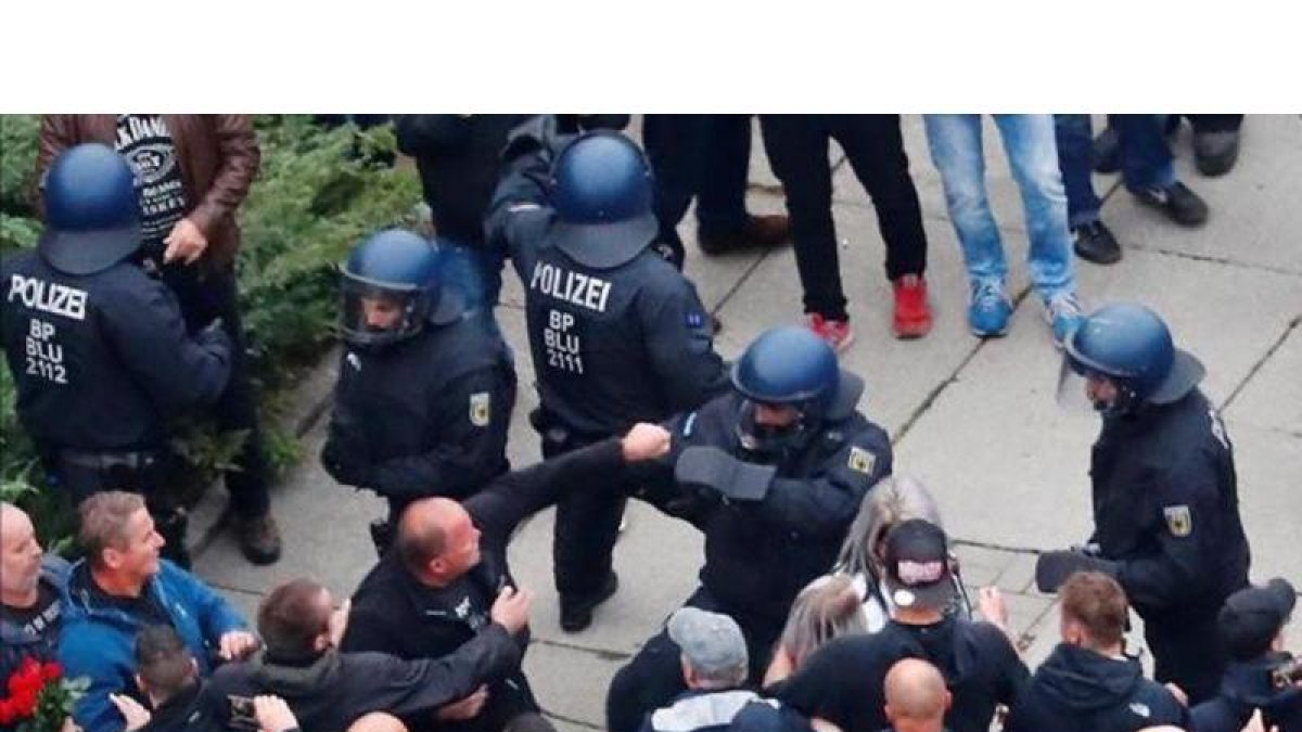 Manifestantes ultras se enfrentan con las fuerzas policiales en las calles de Chemnitz.-HANNIBAL HANSCHKE / REUTERS