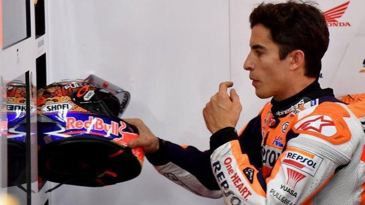 Marc Márquez (Honda) se prepara, en su boxe de Motegi, para lograr su ’pole’ nº 90.-AFP / TOSHIFUMI KITAMURA