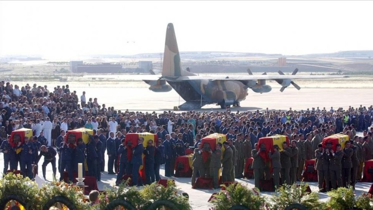 Funeral de las víctimas del Yak-42, el 28 de mayo del 2003 en la base de Torrejón de Ardoz (Madrdid).-/ PERIODICO (AP PHOTO / PAUL WHITE)