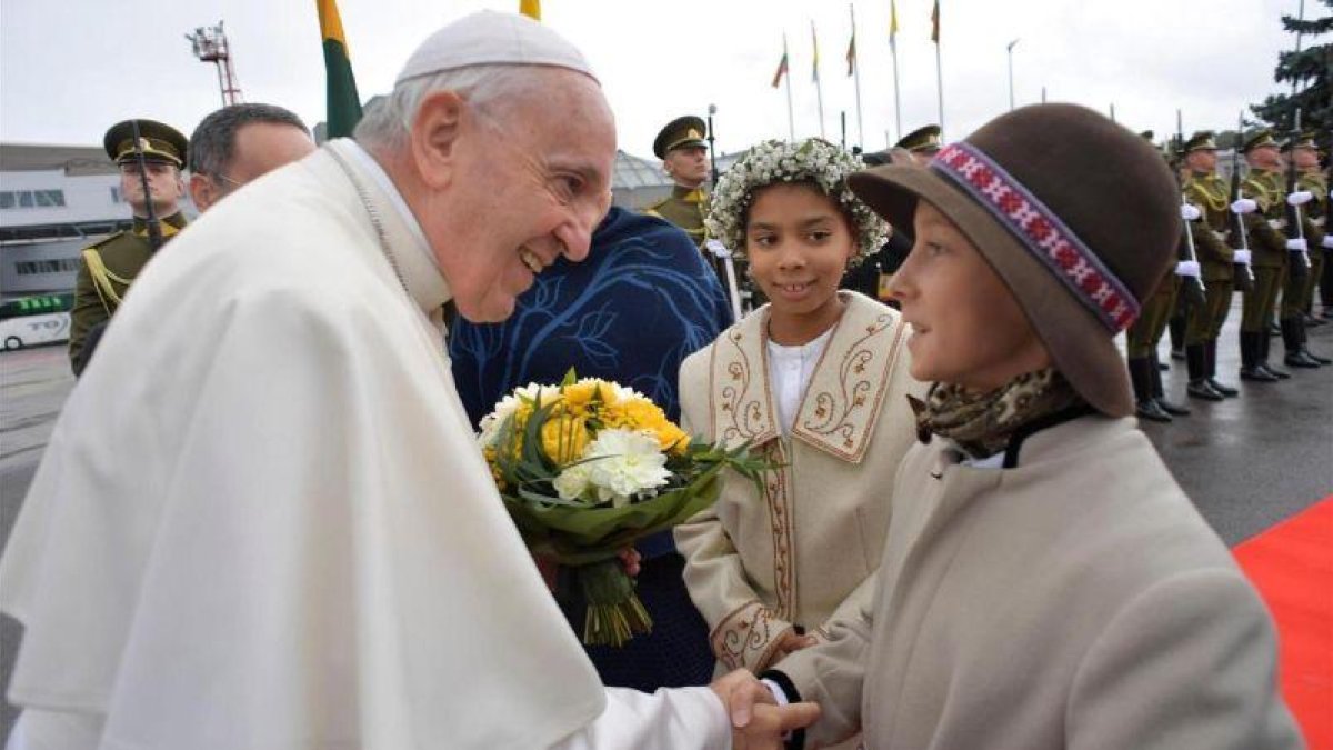-VATICAN MEDIA HANDOUT