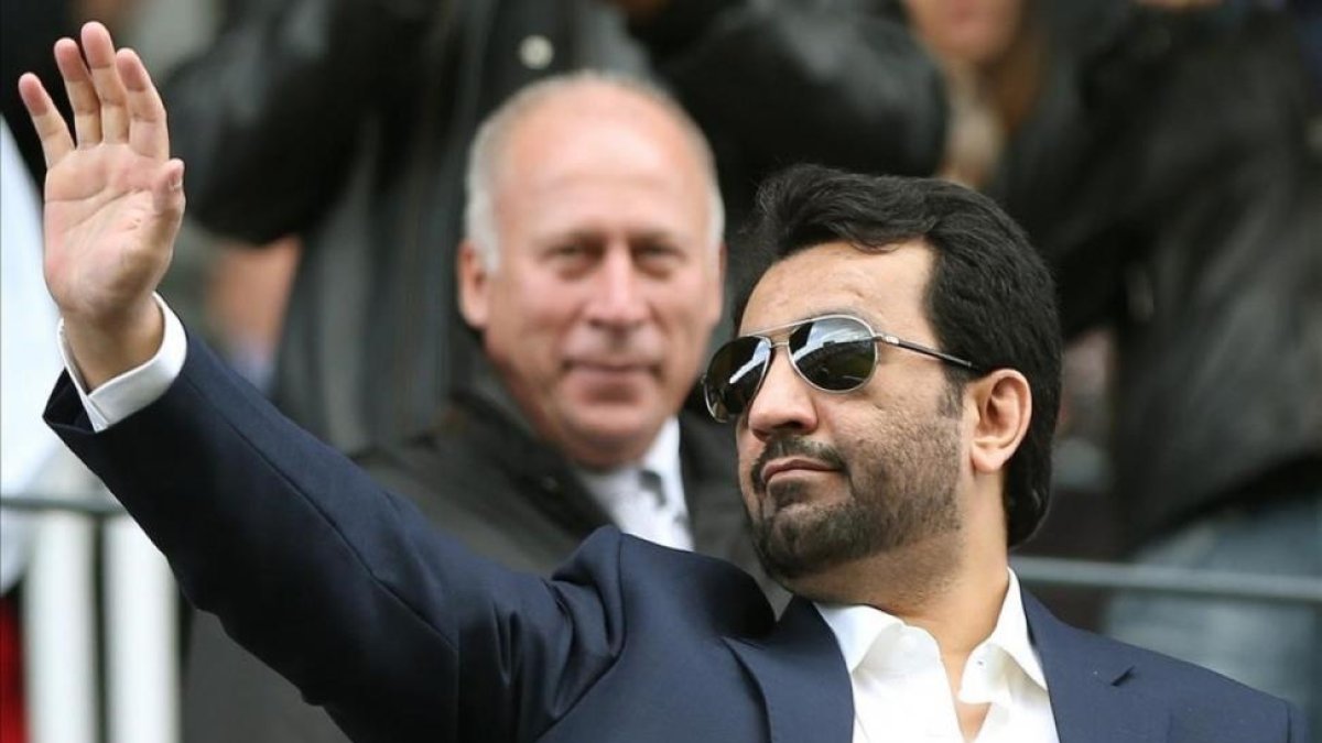 Al -Thani saluda a los aficionados del Málaga antes de un partido ante el Valencia.-EFE / JORGE ZAPATA