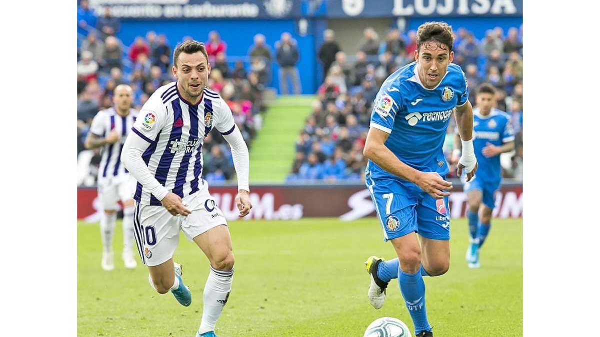 El ex blanquivioleta Jaime Mata se va por velocidad ante la presencia de Óscar Plano.-PHOTO-DEPORTE