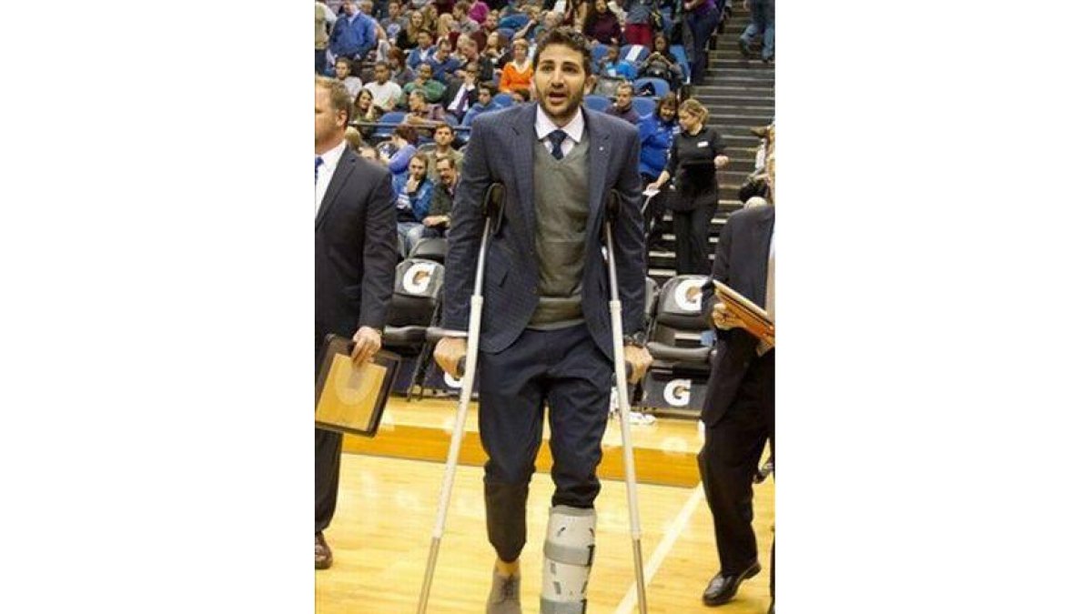 Ricky Rubio abandona la pista con muletas tras ver el partido de su equipo, los Minnesota Timberwolves, contra los New York Knicks.-Foto: EFE / ANDY KING