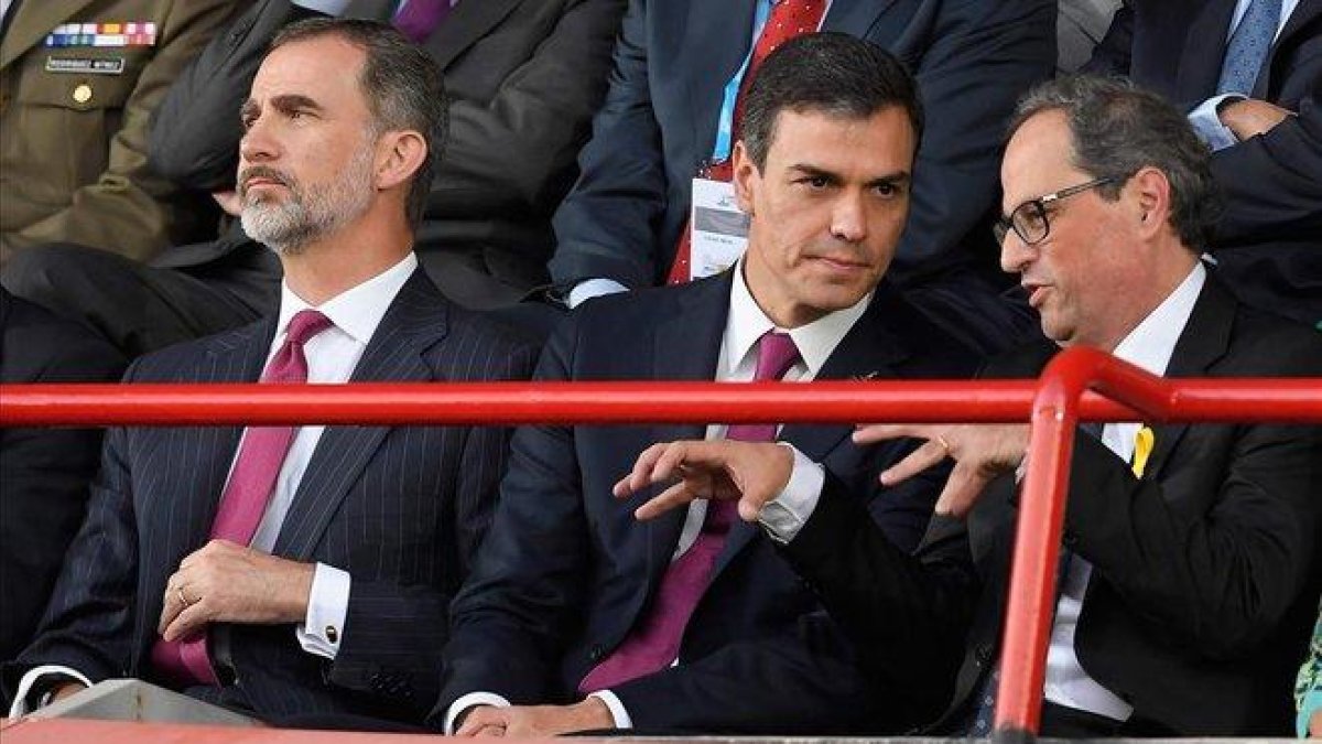 El rey Felipe VI, Pedro Sánchez y Quim Torra, en la inauguración de los Juegos del Mediterráneo, en junio del 2018 en Tarragona.-LLUIS GENÉ (AFP)