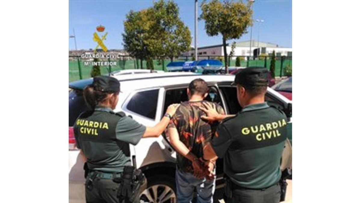 Momento de la detención del presunto autor del delito.-GUARDIA CIVIL / EUROPA PRESS