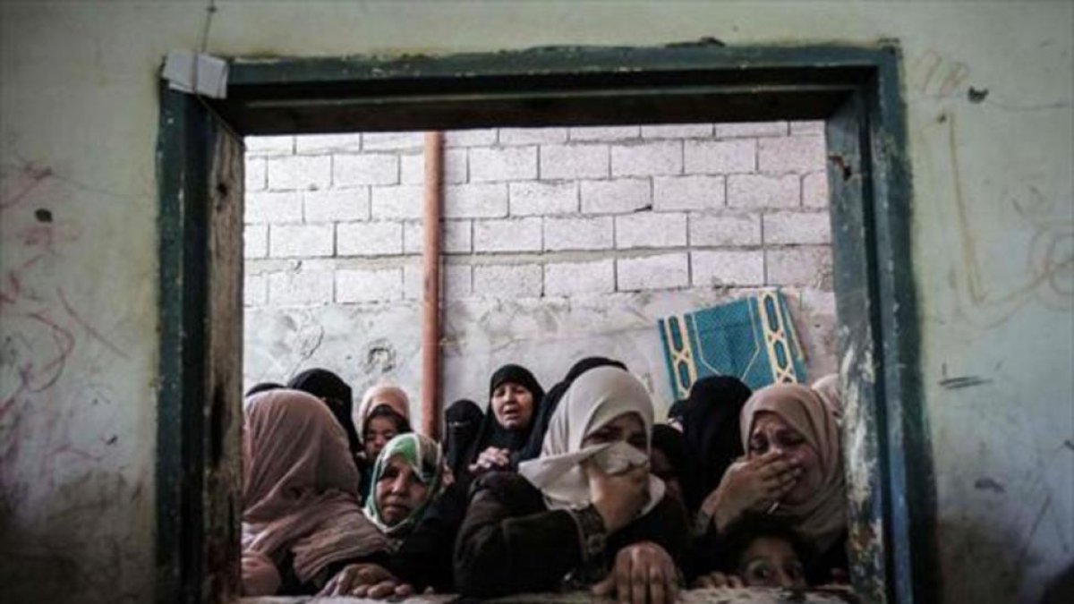 Familiares de Ibrahim Abu Shaer, abatido por los israelís el viernes en la frontera de Gaza, en su funeral, el sábado.-/ AFP / SAID KHATIB