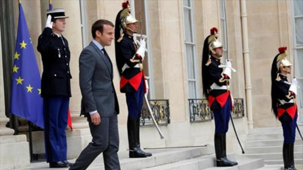El presidente Emmanuel Macron en las puertas del palacio del Elíseo.-REUTERS