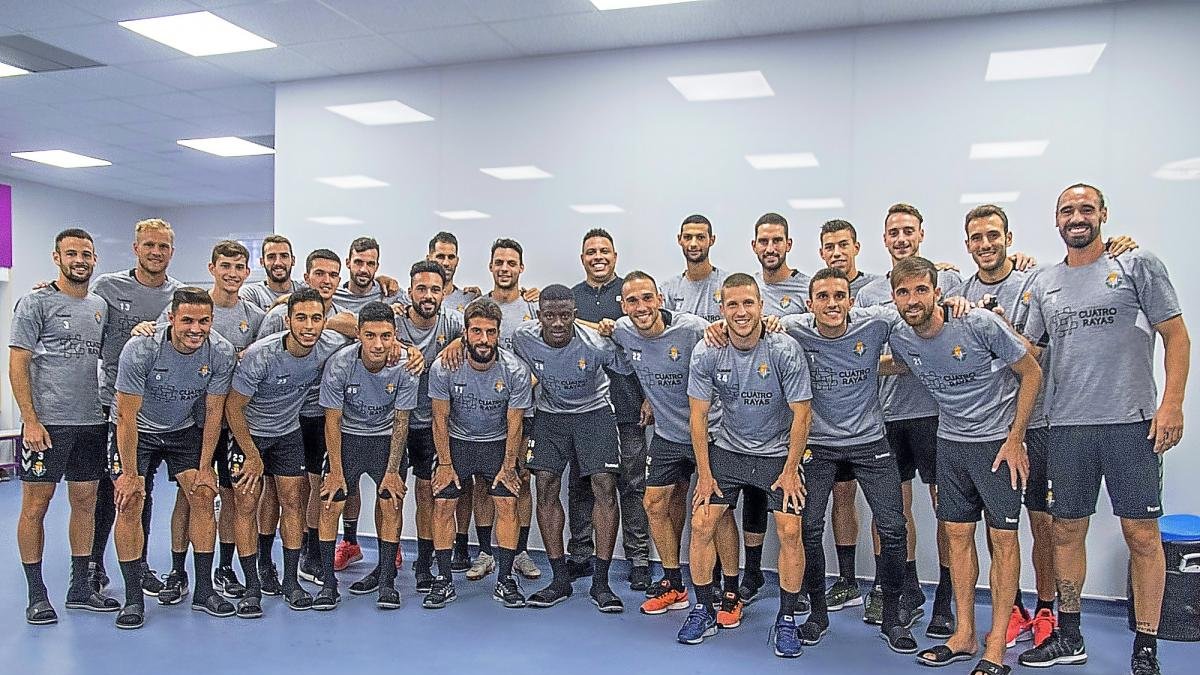 Ronaldo posa con los jugadores tras la charla que mantuvo con ellos en el vestuario antes de comenzar el entrenamiento de la tarde.-REAL VALLADOLID