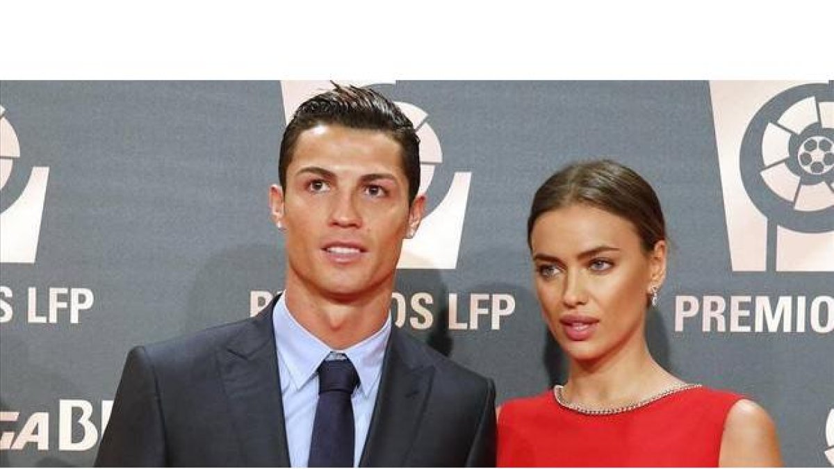 El delantero portugués del Real Madrid, Cristiano Ronaldo, acompañado por la modelo Irina Shayk, a su llegada a la gala de entrega de los Premios LFP, en el auditorio Príncipe Felipe de Madrid, el pasado 27 de octubre del 2014.-Foto: EFE / ALBERTO MARTÍN