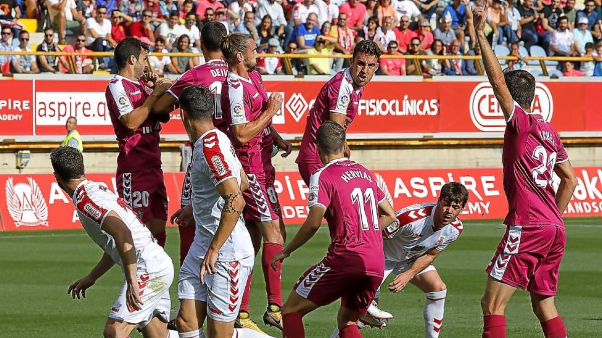 La barrera del Real Valadolid salta en el lanzamiento de una falta de la Cultural.-MARCIANO PÉREZ / DIARIO DE LEÓN