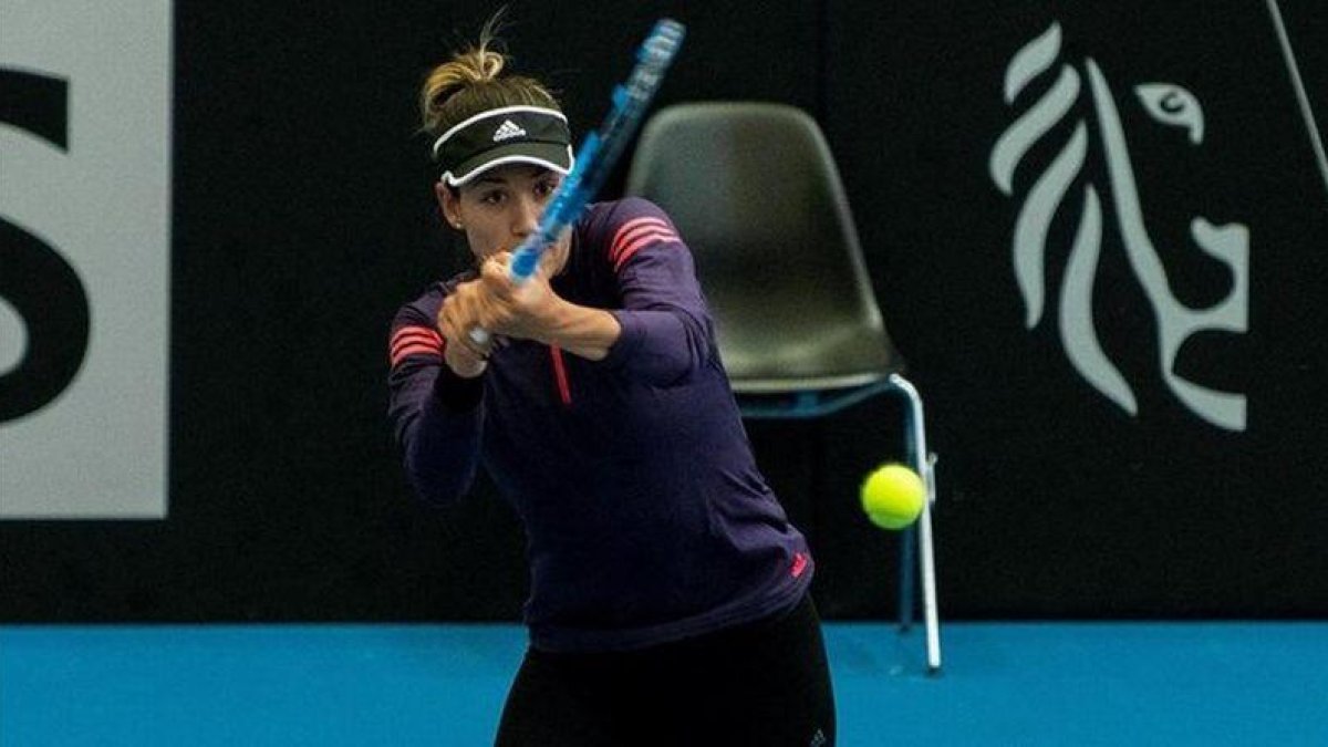 Garbiñe Muguruza, en un entrenamiento en la pista de juego.-ÁLVARO DÍAZ (EFE)