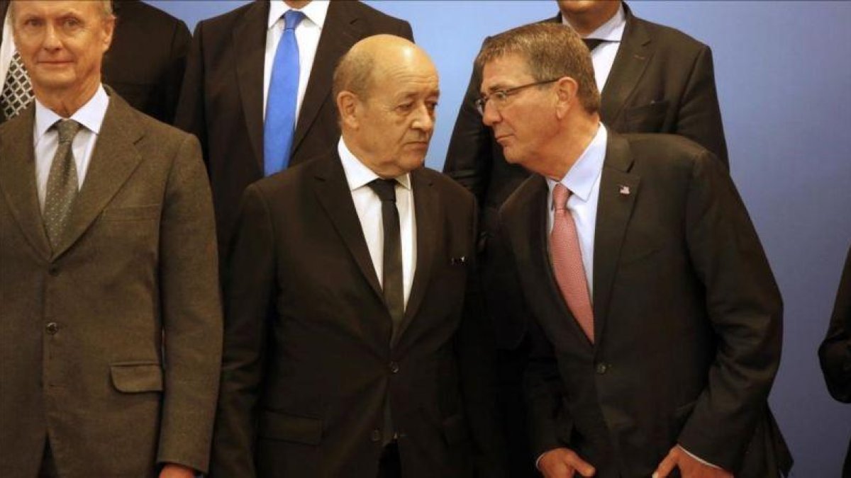 Carter (derecha) y Le Drian (centro) posan para una foto de grupo durante la reunión de ministros de Defensa de la coalición contra el EI, en París, este martes.-AP / CHARLES PLATIAU