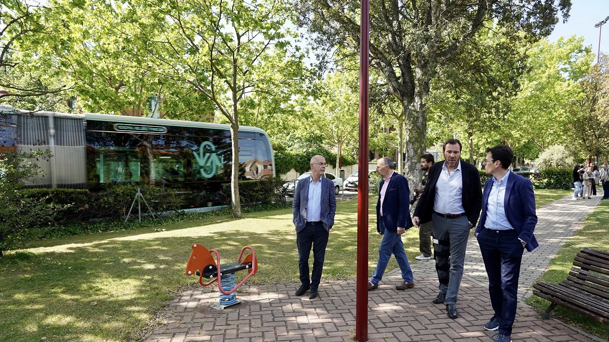 Puente con miembros de su equipo en los jardines de La Rubia.-ICAL