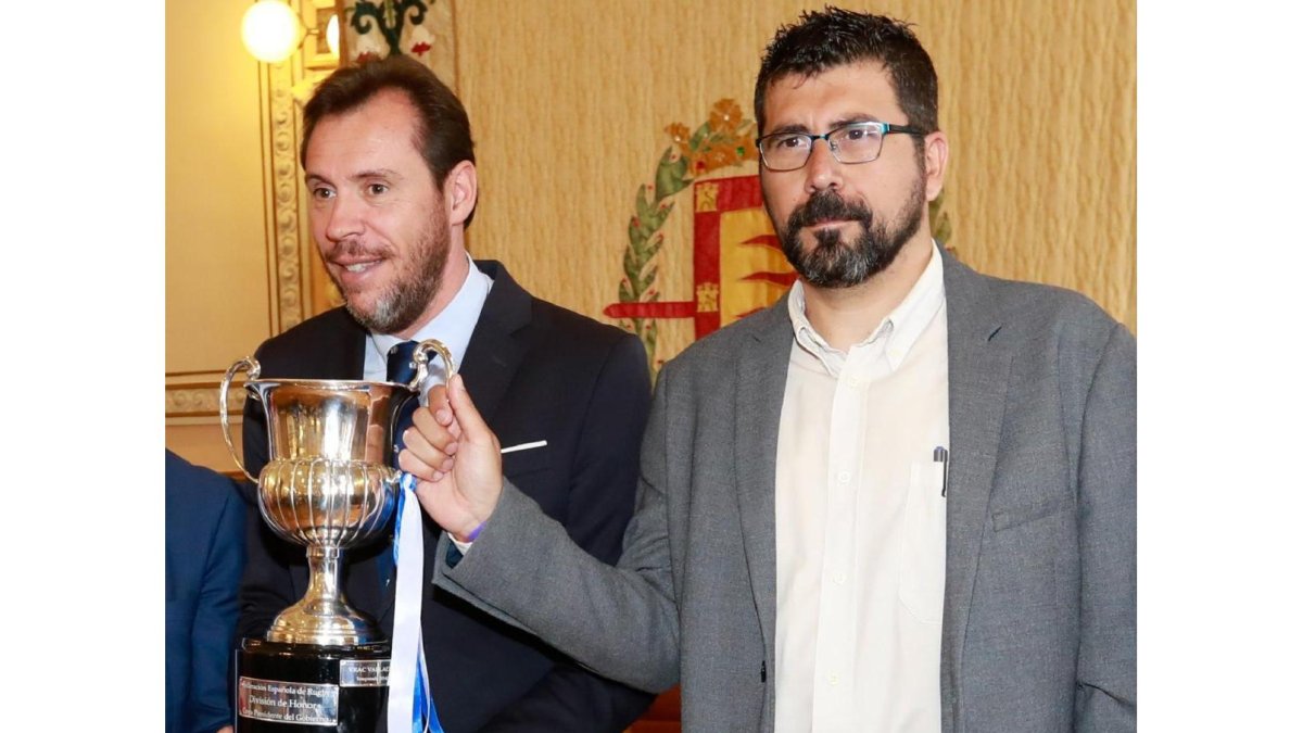 Bustos, derecha, sujeta la copa de campeón de liga del VRAC junto a Óscar Puente.-J. M. LOSTAU