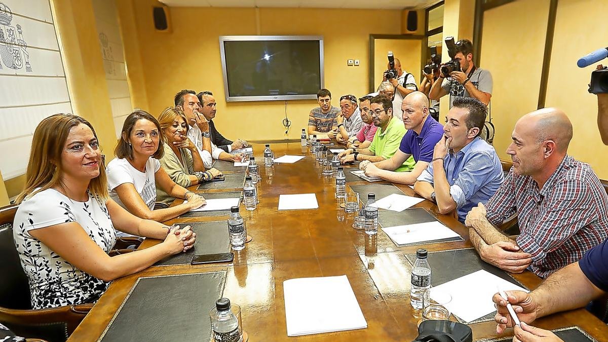 Reunión de los trabajadores de Made con la ministra de Industria, ayer, en la Delegación del Gobierno.-J.M. LOSTAU