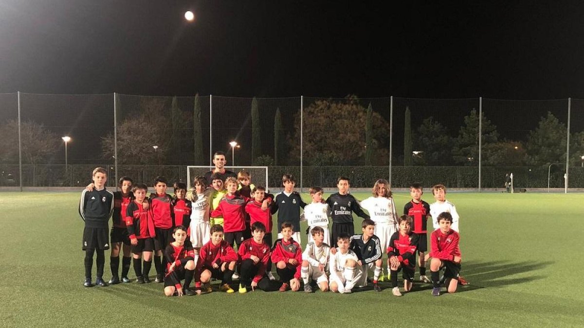 Los alevines delArroyo Pisuerga posan con sus rivales delRealMadrid.-