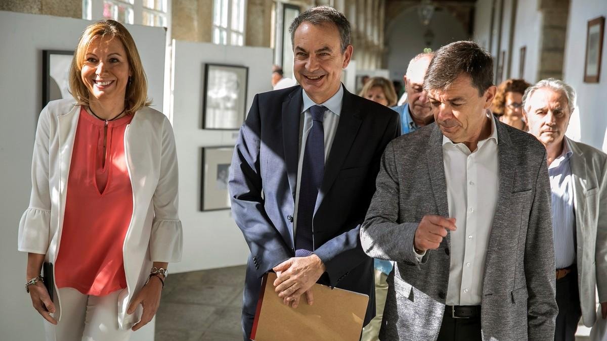 José Luis Rodríguez Zapatero junto al rector de la Universidad Complutense de Madrid, Carlos Andradas en los cursos de verano de El Escorial. /-SANTI DONAIRE (EFE)
