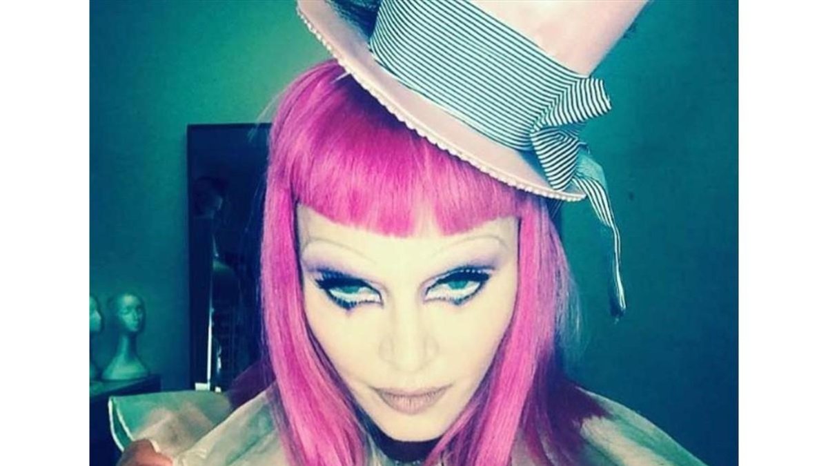 Madonna, vestida y maquillada como un payaso.-