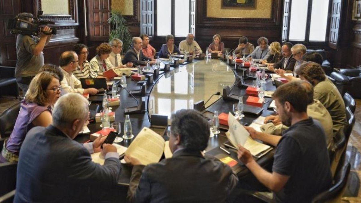 La Mesa del Parlament reunida.-FERRAN SENDRA