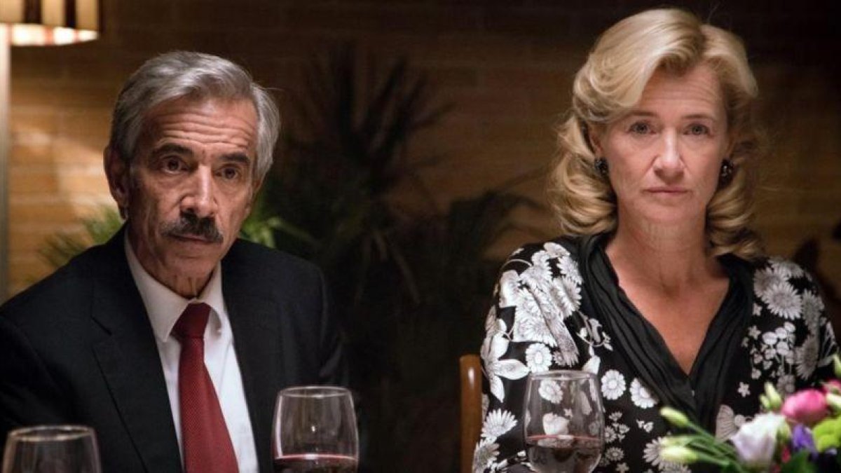 Los actores Imanol Arias y Ana Duato, en una imagen del episodio del pasado jueves de la serie de TVE-1 'Cuéntame...'.-